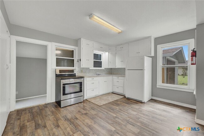 Building Photo - 105 E Huebinger St