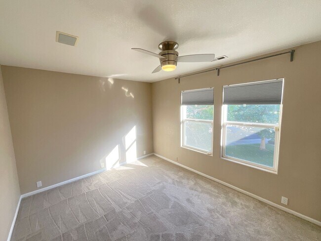 Building Photo - 2 Bedroom Townhome Available Near S Circle...