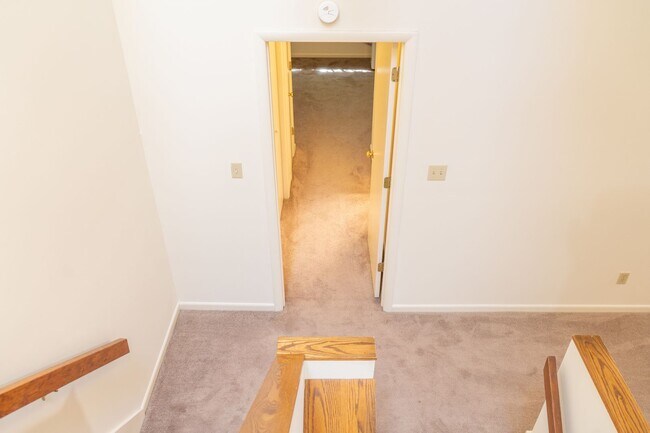 Building Photo - 2 Bedroom Townhouse Available in July