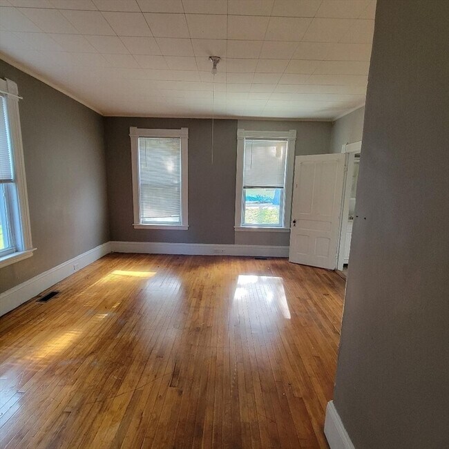 Building Photo - 30 Uxbridge St