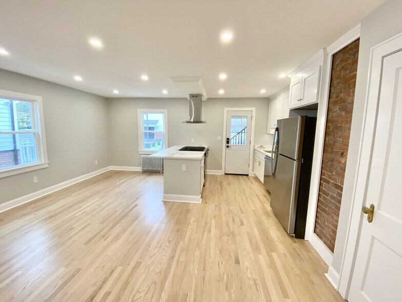 Building Photo - 11 Lagrange Ave