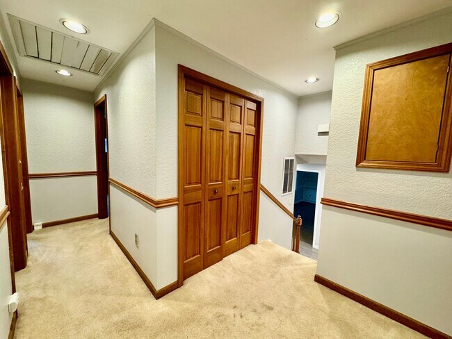 Building Photo - Renovated Woodinville home sitting in park like setting.