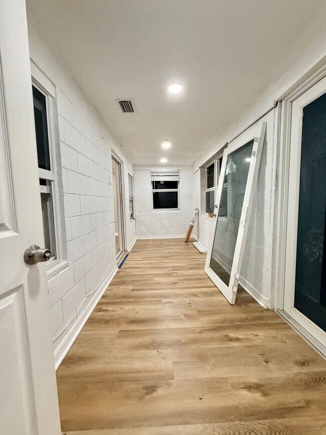 Building Photo - Super Cute 3/1 Walking Distance to High School and Downtown!
