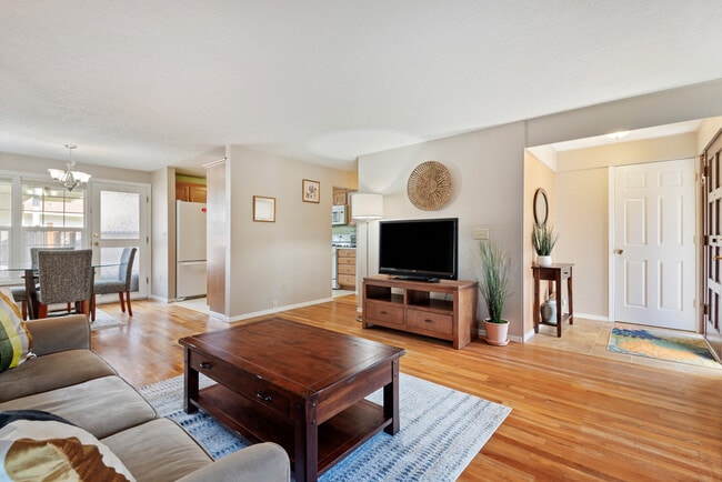 Building Photo - 5330 SW Mayfair Ct