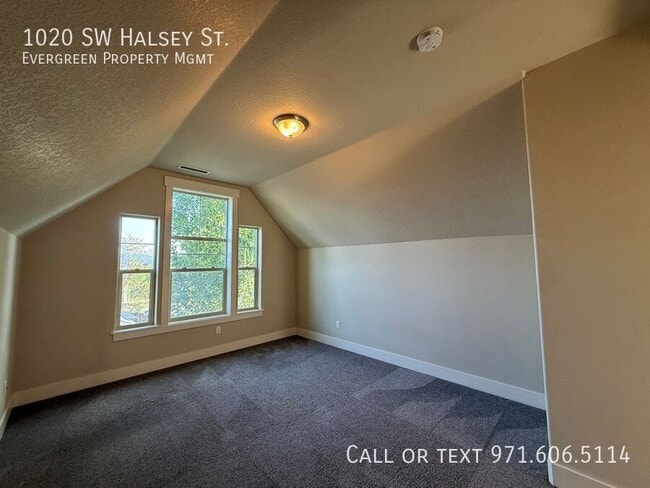 Building Photo - 1020 SW Halsey St