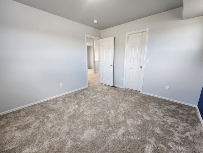 Building Photo - Captivating 6 Bed, 4 Bath Home Near Black ...