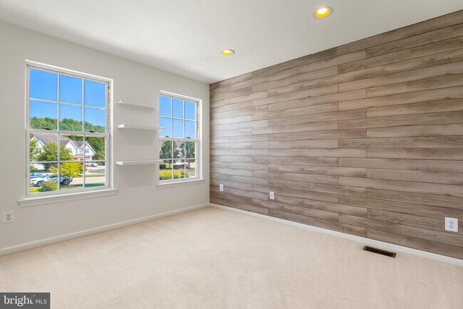Building Photo - 156 E Country Club Dr