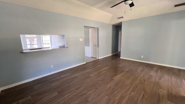 Building Photo - Three Bedroom Cozy Home Recently Remodeled!