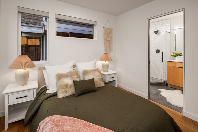 Building Photo - Beautiful New Townhome in Mapleleaf!