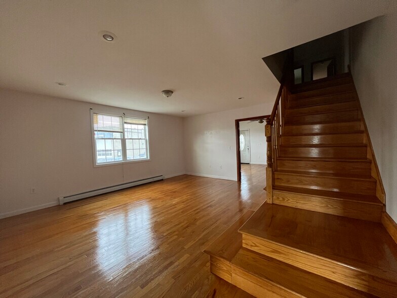 Building Photo - 26 Moore St