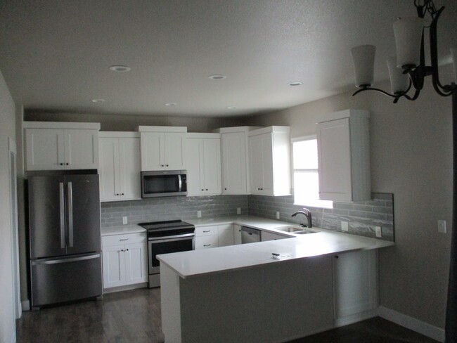Building Photo - Beautiful 3 Bedroom, 2.5 Bath 2 Story Town...
