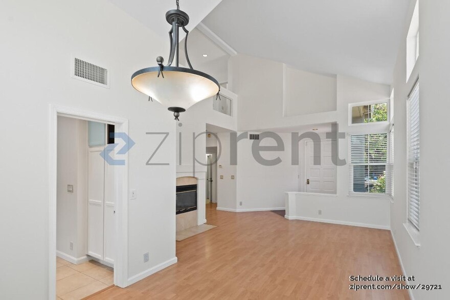 Building Photo - Unit