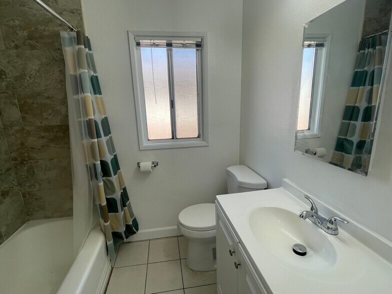 Bathroom in hallway - 12212 Everest St