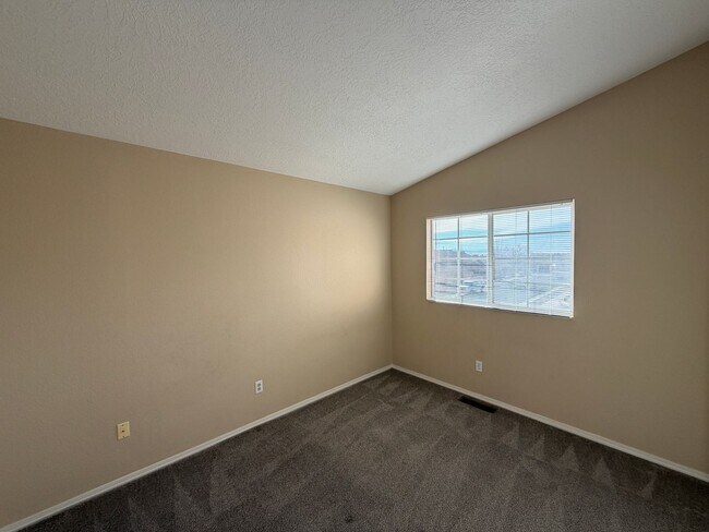 Building Photo - 4 Bedroom Home Available Near Unser Blvd NW & McMahon Blvd!