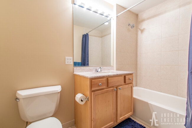 Building Photo - 1033 W 14th Pl