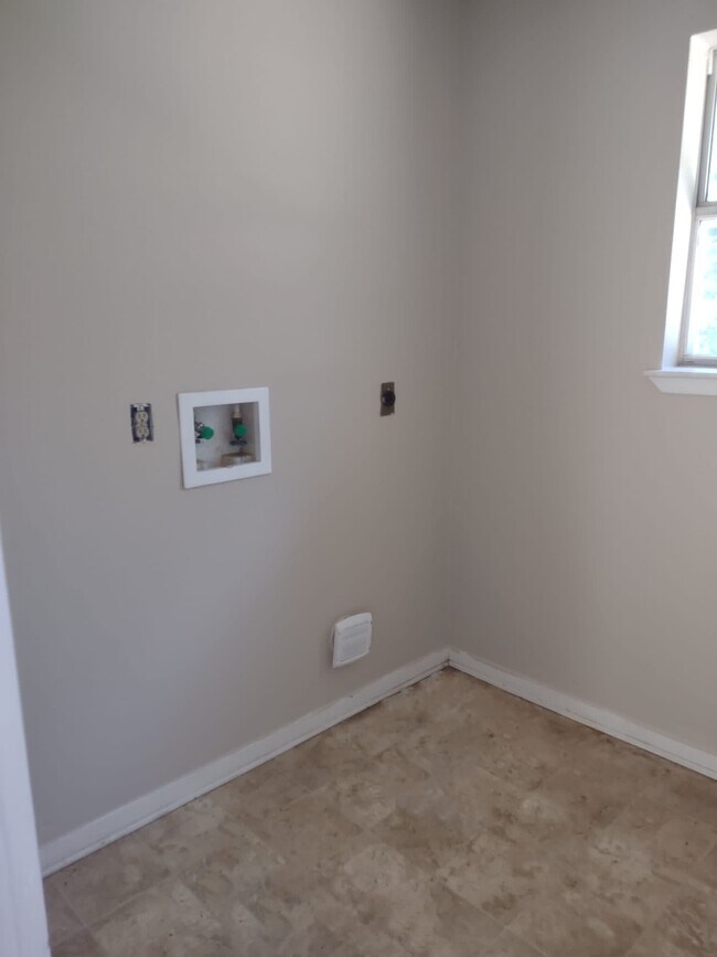 Building Photo - 102 Libby Cir