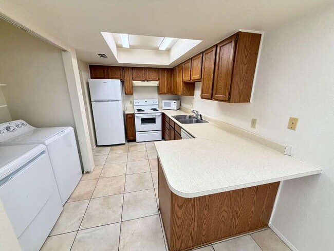 Building Photo - 13644 N Hamilton Dr