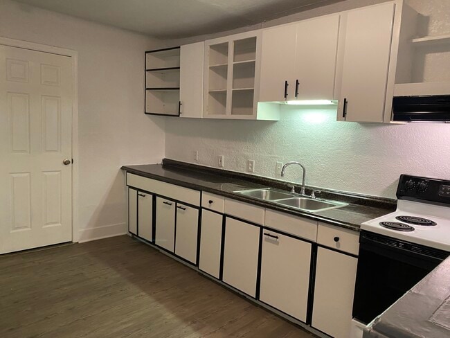 Kitchen - 735 27th Ave W