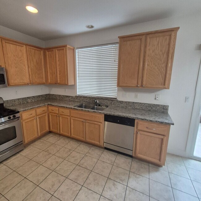 Building Photo - Natomas Home available for Speedy Move in.