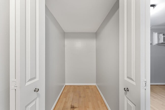 Building Photo - Spacious, Recently Renovated 1 Bedroom!