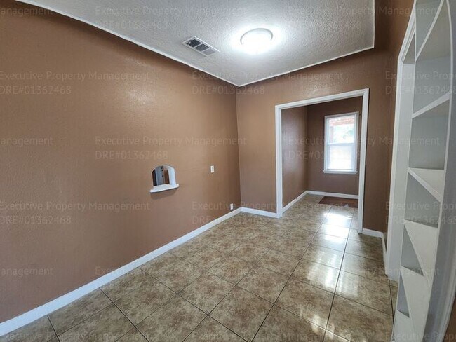 Building Photo - Charming 2 bedroom, 1 bathroom house near ...