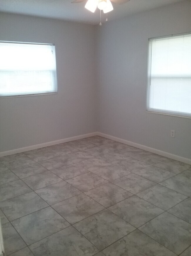 Building Photo - 3 Bedroom 2 Bath in Eustis for Rent!