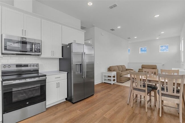 Building Photo - 9687 MacBride Dr