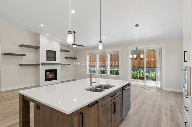 Building Photo - Stunning 3 BD, 2 BA Salem Home with Elegant Finishes!