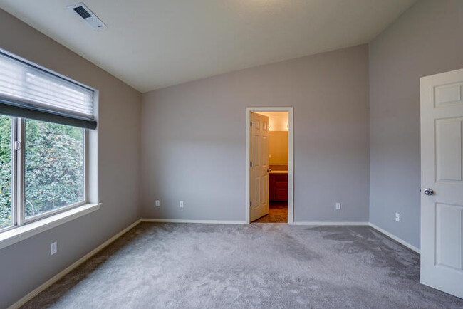 Building Photo - THREE BEDROOM TOWNHOME IN HAZEL DELL