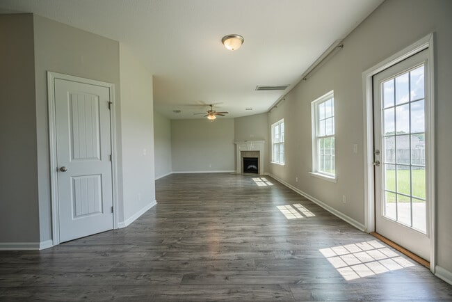 Building Photo - 418 Huntington Dr
