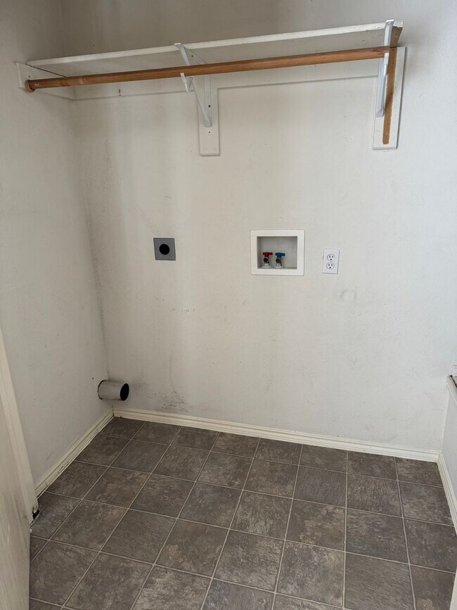 Building Photo - 7530 Kings Tr