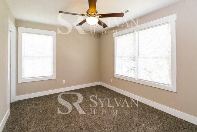 Building Photo - This lovely 3BR, 2.5BA home is move-in ready