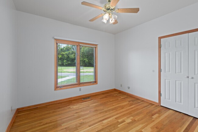 Building Photo - 1221 Hawthorne Ln