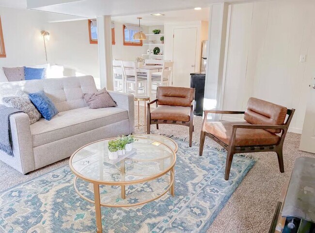 Building Photo - Modern 4 bed/2 bath with Mountain Views and a Fenced Backyard