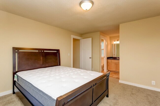 Building Photo - Large 4 Bedroom Edgemoor Home w/ Mother-in-law Suite