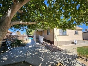 Building Photo - 3 bedroom/ 2 bathroom home