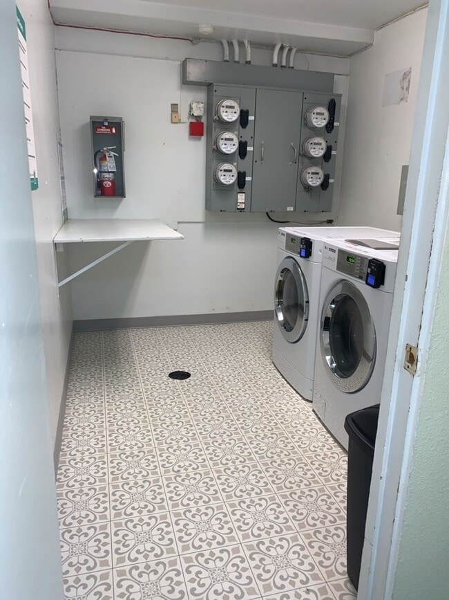 Building Photo - Ground floor Oasis -  1BD/1.5BA
