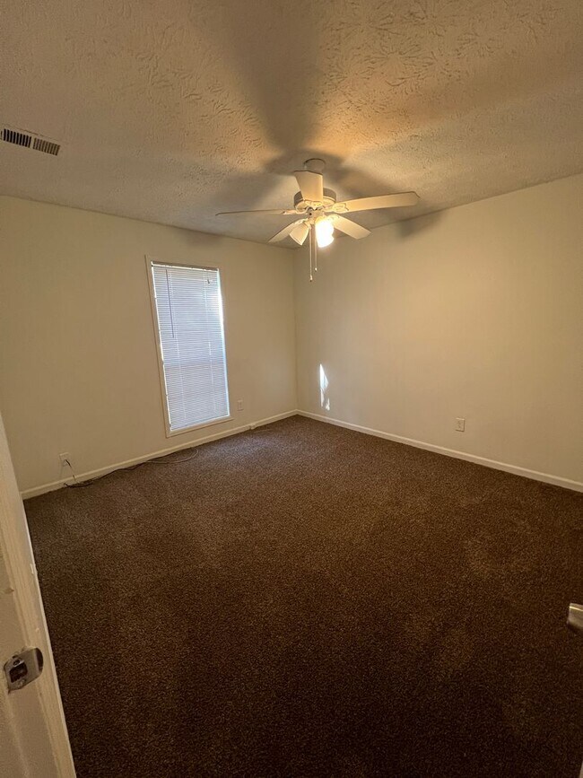 Building Photo - THE PERFECT 3 BEDROOM 2 BATHROOMS RANCH HOME FOR YOUR FAMILY!