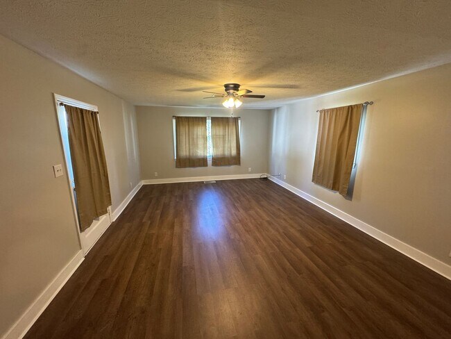 Building Photo - Beautiful 3 Bed and 2 Bath Home