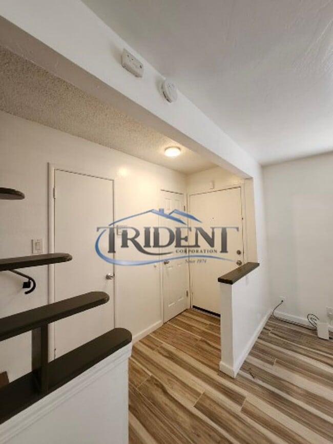 Building Photo - This is a cute 2 bedroom, 1 ½ bath townhouse.