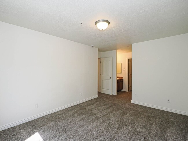 Building Photo - 3 Bedroom, 2 Bathroom Condo