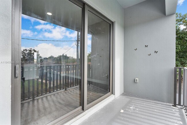 Building Photo - 444 E 16th St