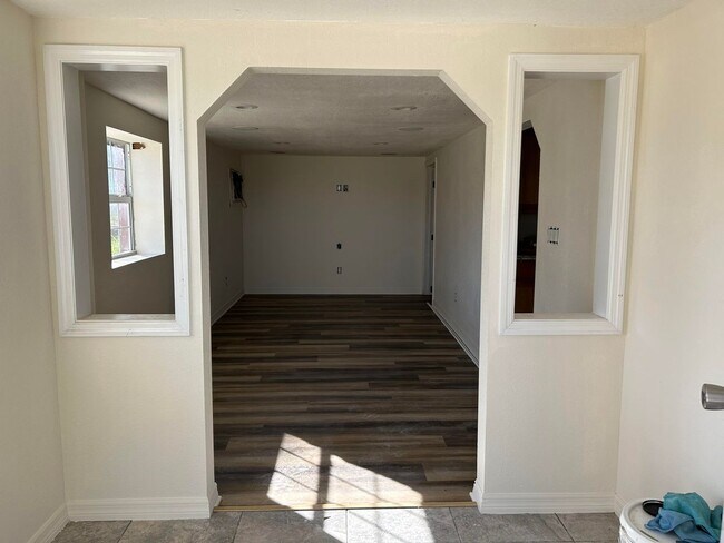 Building Photo - 1/1 Bottom level Duplex!