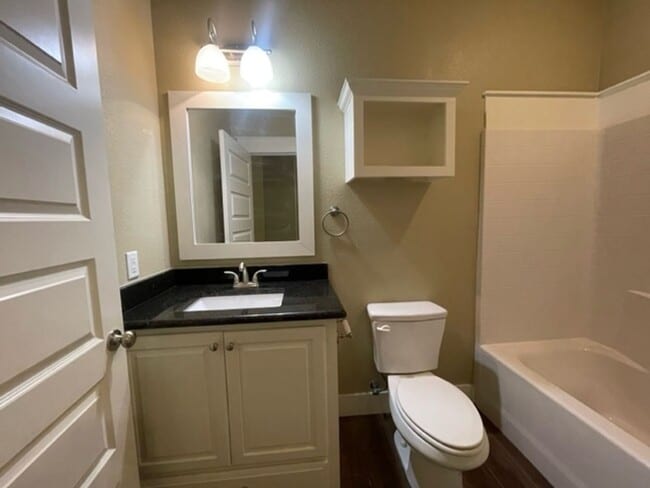 Building Photo - Charming 3-bedroom, 3-bathroom