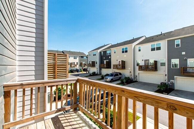 Building Photo - Bright, Spacious & Move-In Ready Townhome ...