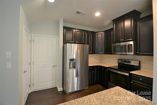 Building Photo - 1606 Fleetwood Dr