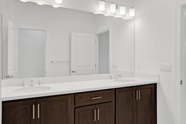 Building Photo - 585 Sanderling Cir