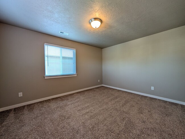 Building Photo - Beautiful 3-Bedroom, 2.5-Bath Home In the ...