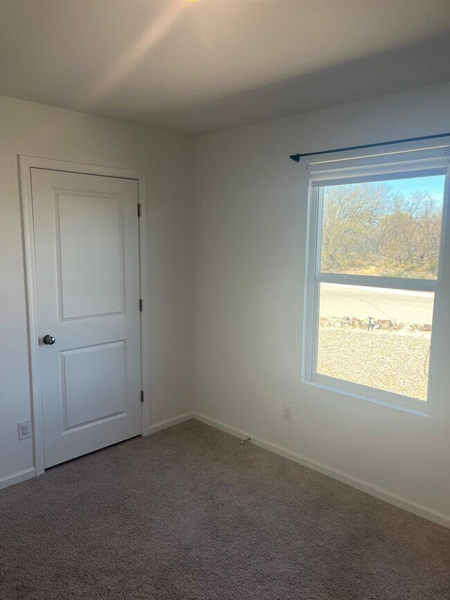 Building Photo - Beautiful 4 Bedroom 2 Bathroom split floor plan home in the newly built Turquoise Hills Neighborh...