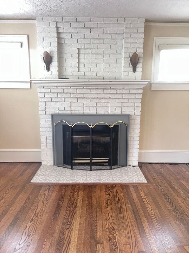 Building Photo - Beautiful cottage with gourmet kitchen. 3 ...